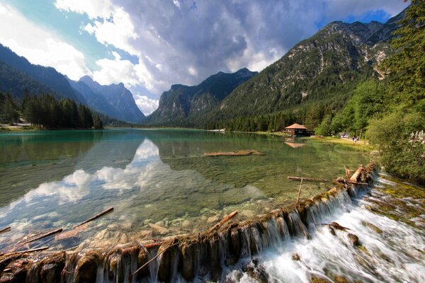 Foto de la naturaleza con el lago del bosque