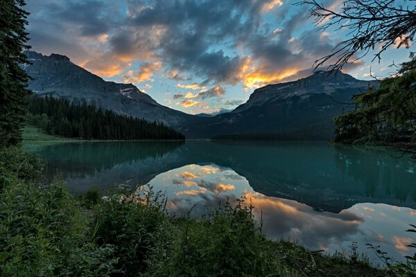 Park in Kanada die Berge und der Wald spiegeln sich im See wider