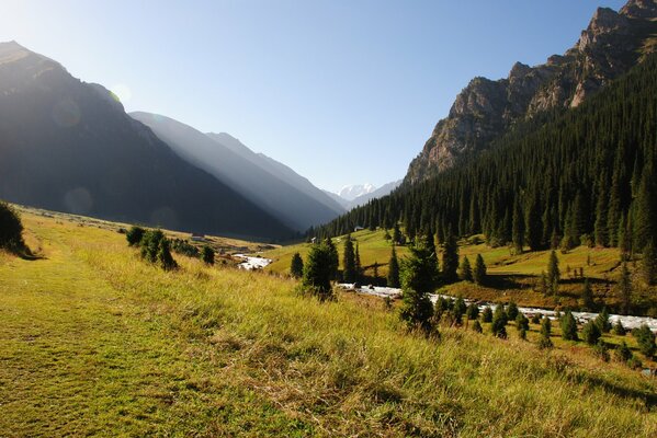 Montañas y ríos de Kirguistán en verano