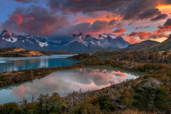 Fiume in Patagonia sullo sfondo delle montagne