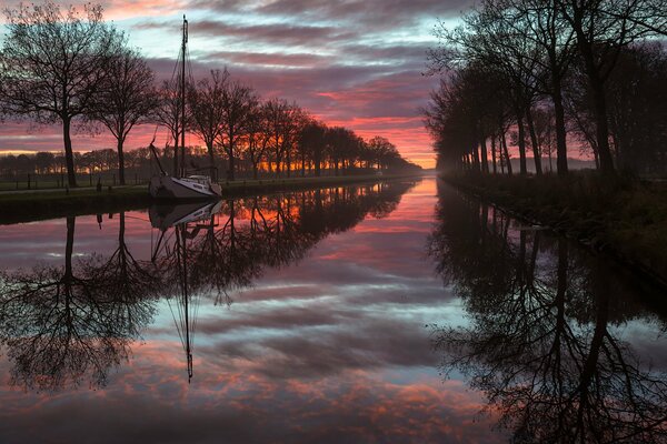 Tramonto romantico e paesaggio in Frisia