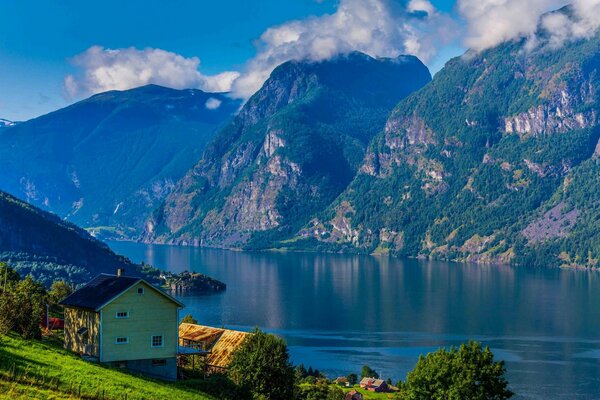 Casa tra le montagne sulla riva del fiume