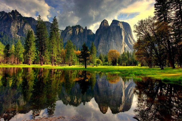 Jesienny las Kalifornijski odbija się w jeziorze w parku Yosemite