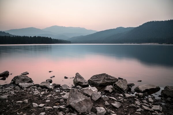 Tramonto tranquillo vicino al lago in montagna