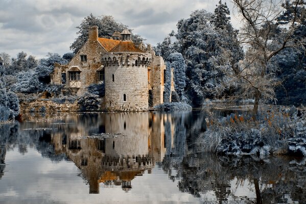 Castello misterioso nella foresta invernale