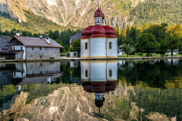 Церковь на фоне воды и гор