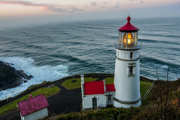 Faro en una roca junto al mar