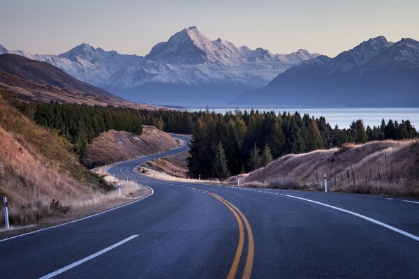 Una deliziosa strada per le montagne senza auto