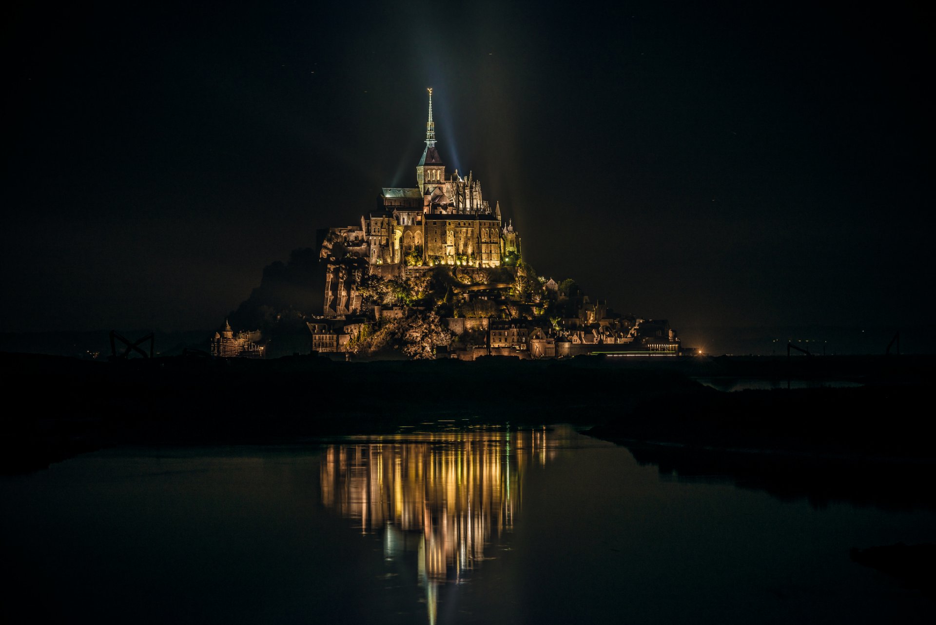 frankreich insel mont-saint-michel nacht beleuchtung reflexion