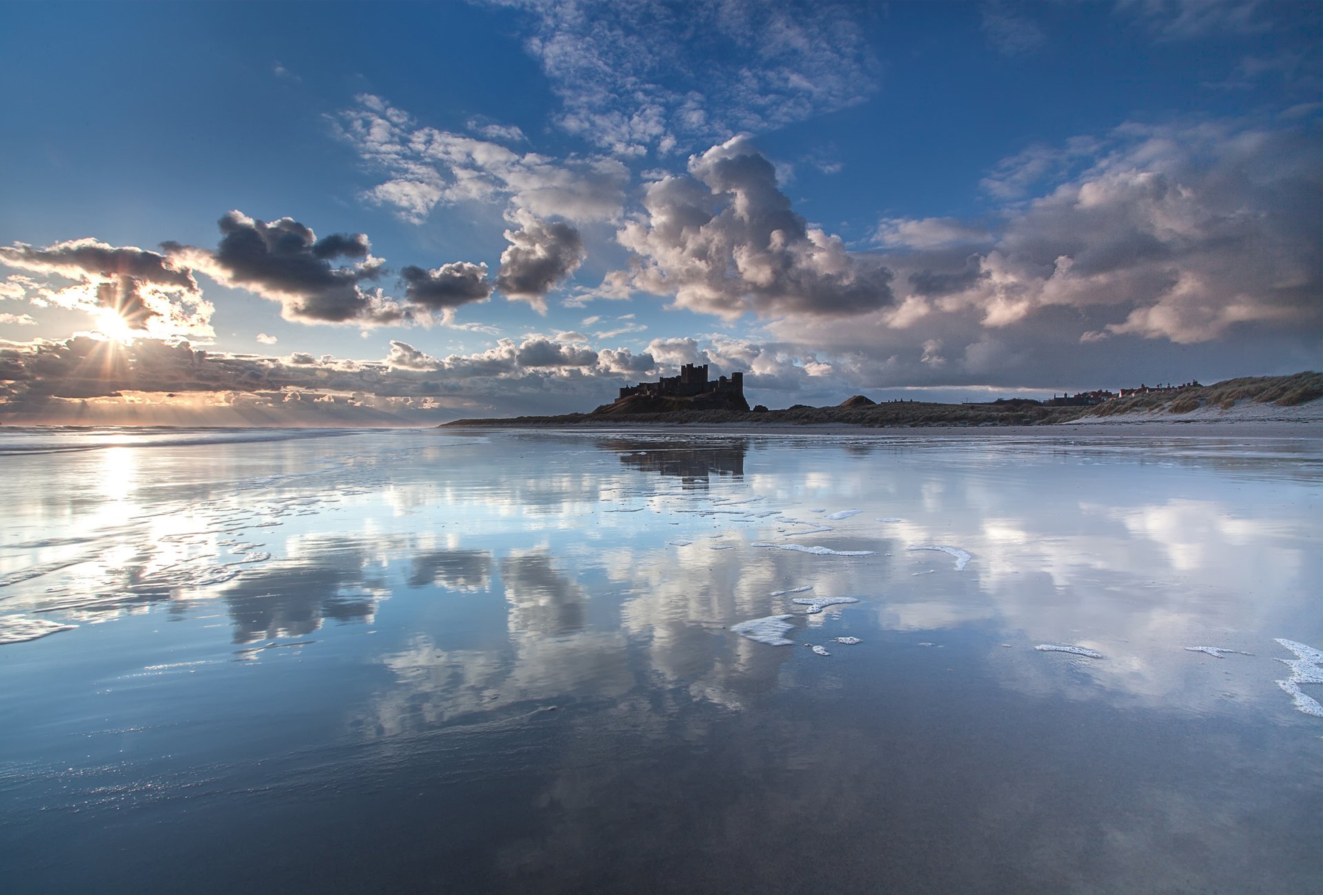 castillo de bamburgh costa de northumberland castillo mar varado nubes sol