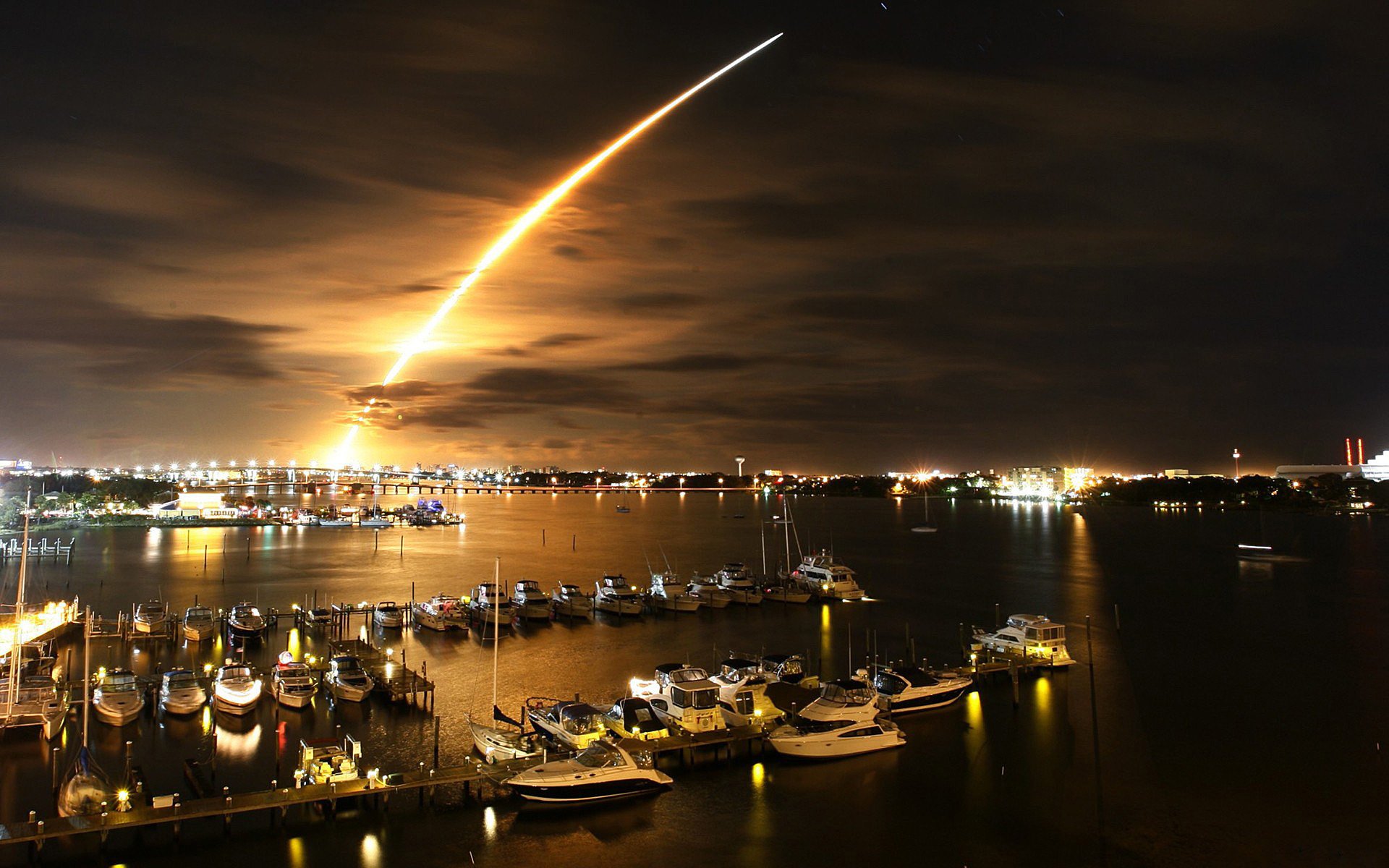 sentier de feu yachts nuit quai