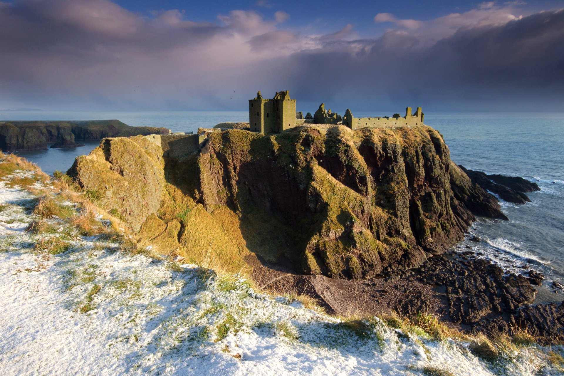 скала замок данноттар dunnottar шотландии северное море берег камни снег небо тучи