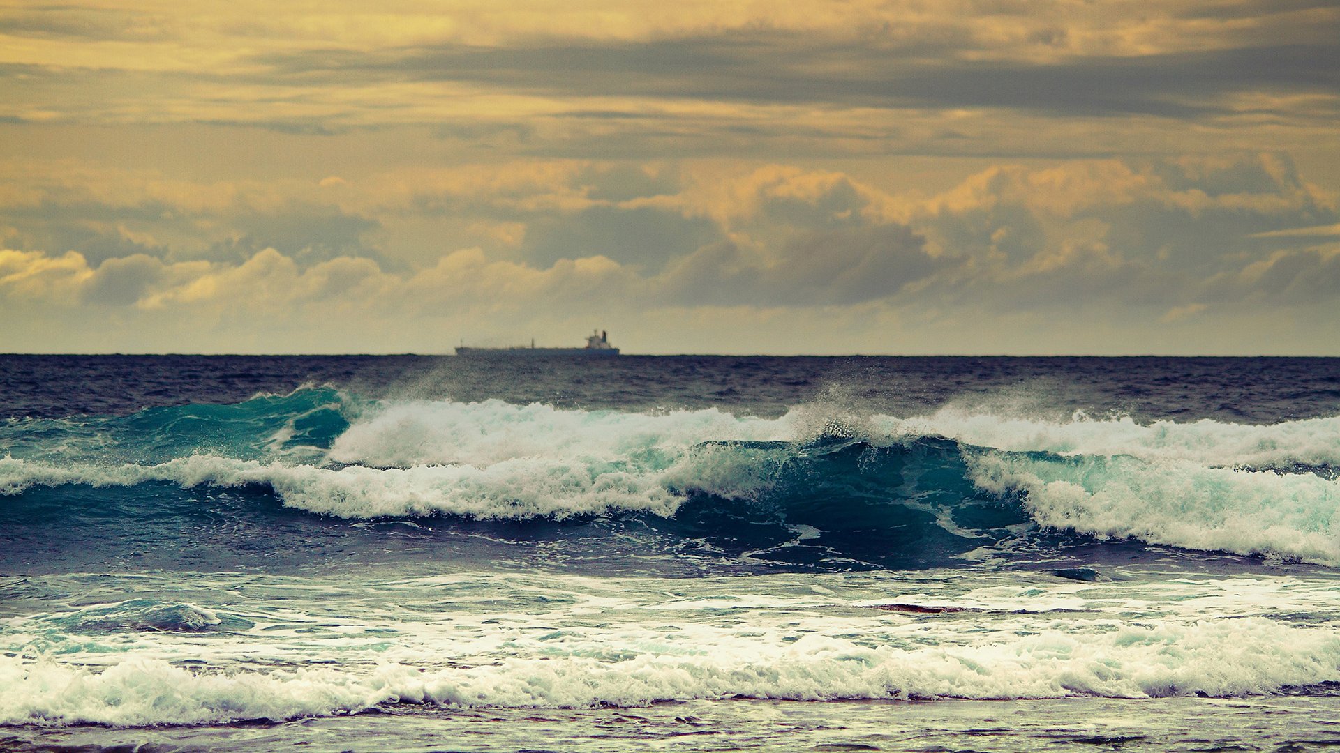 océan vagues coucher de soleil