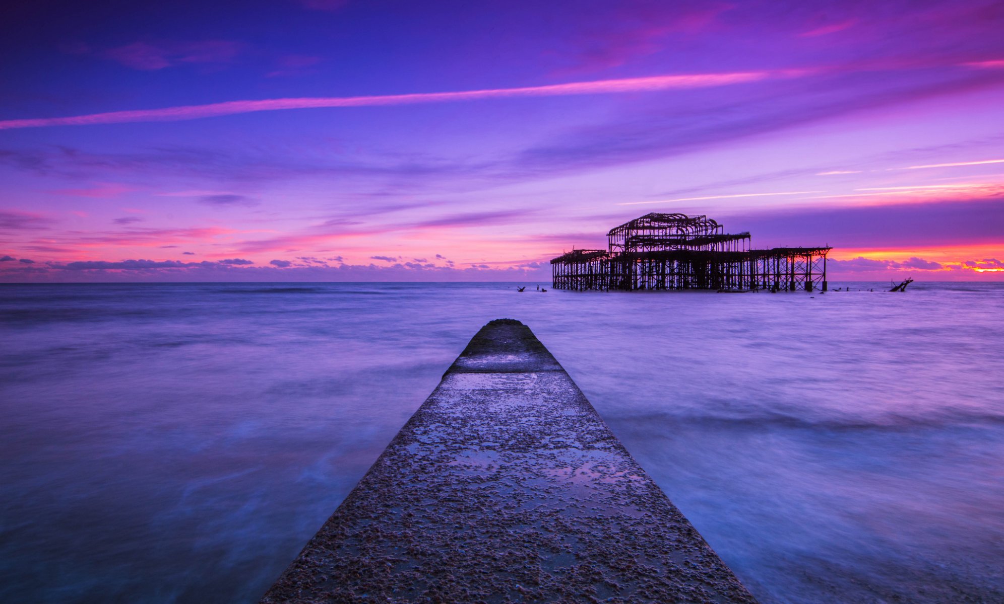 großbritannien england brighton pier meer meerenge küste abend sonnenuntergang blau flieder himmel wolken