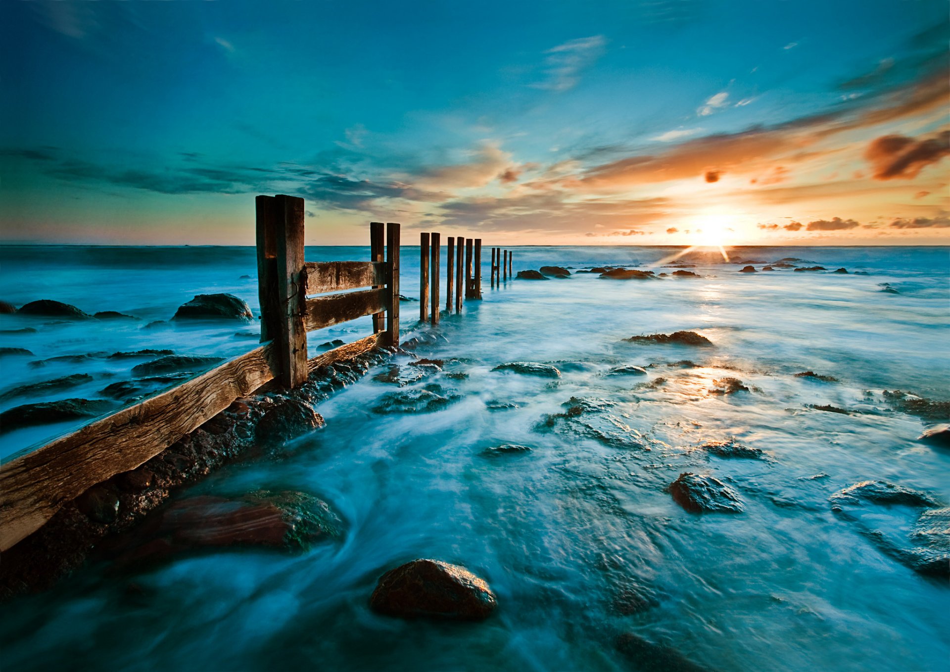 meer strand steine sonnenaufgang