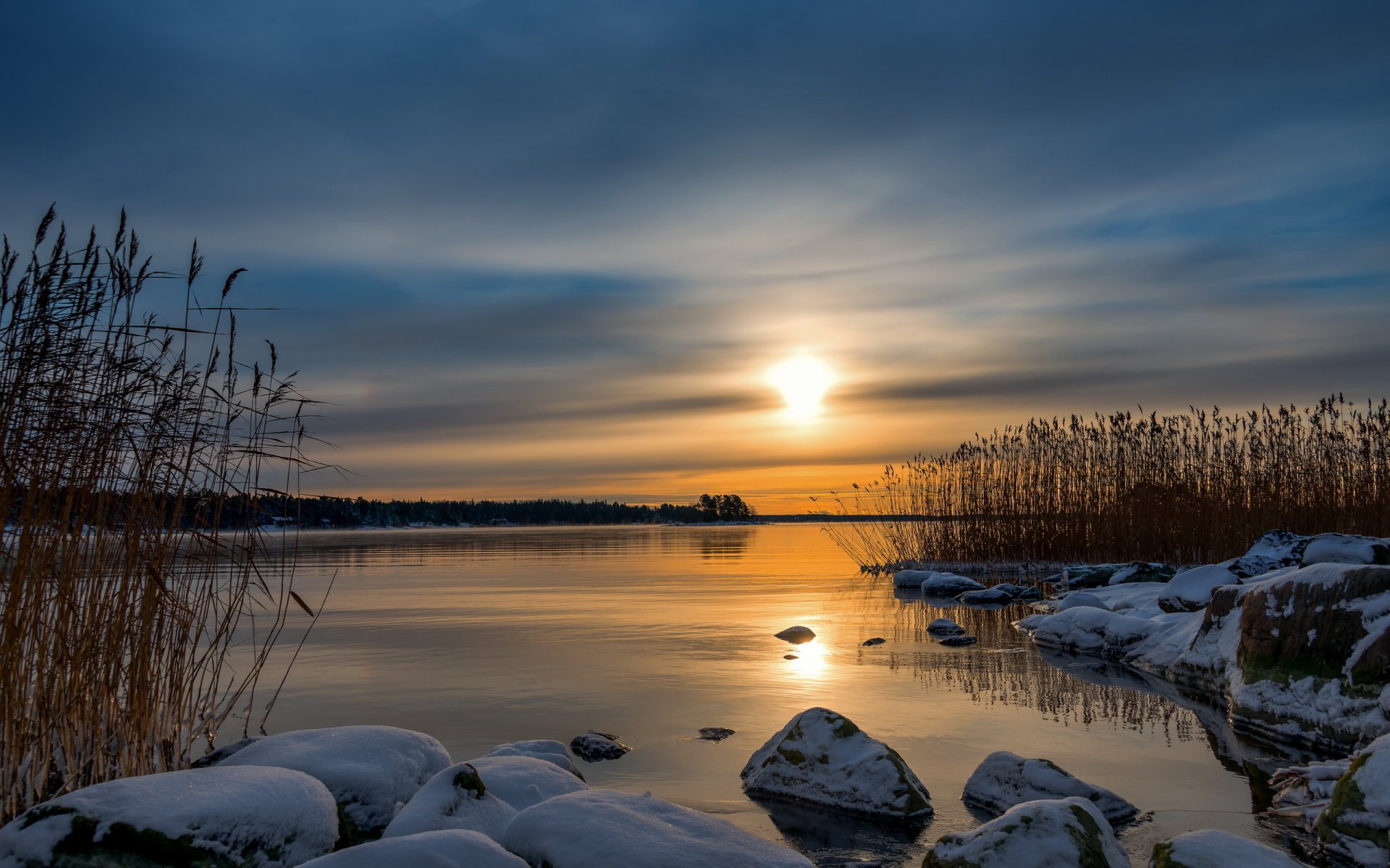 puesta de sol lago invierno