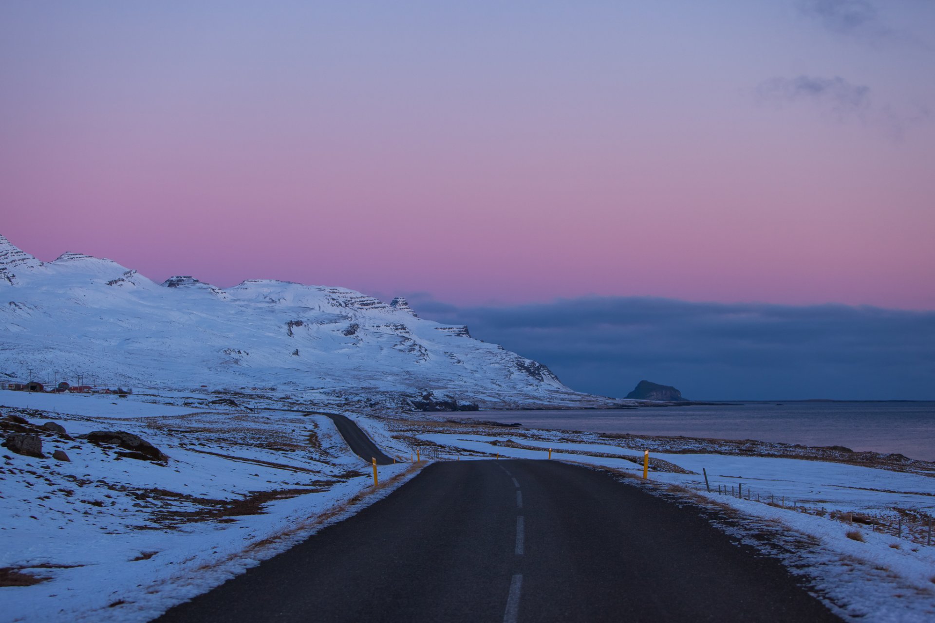 islande route neige soir lilas ciel nuages