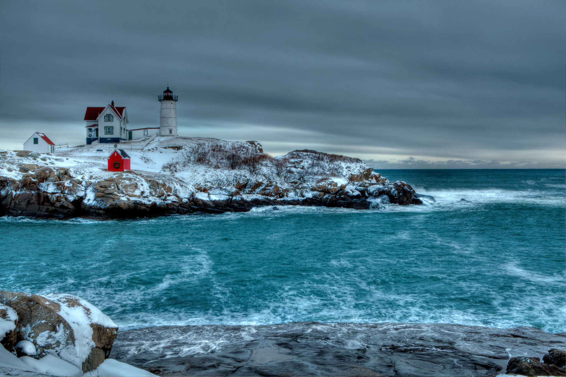 hiver mer côte rocheuse pierres phare bâtiments ciel nuages