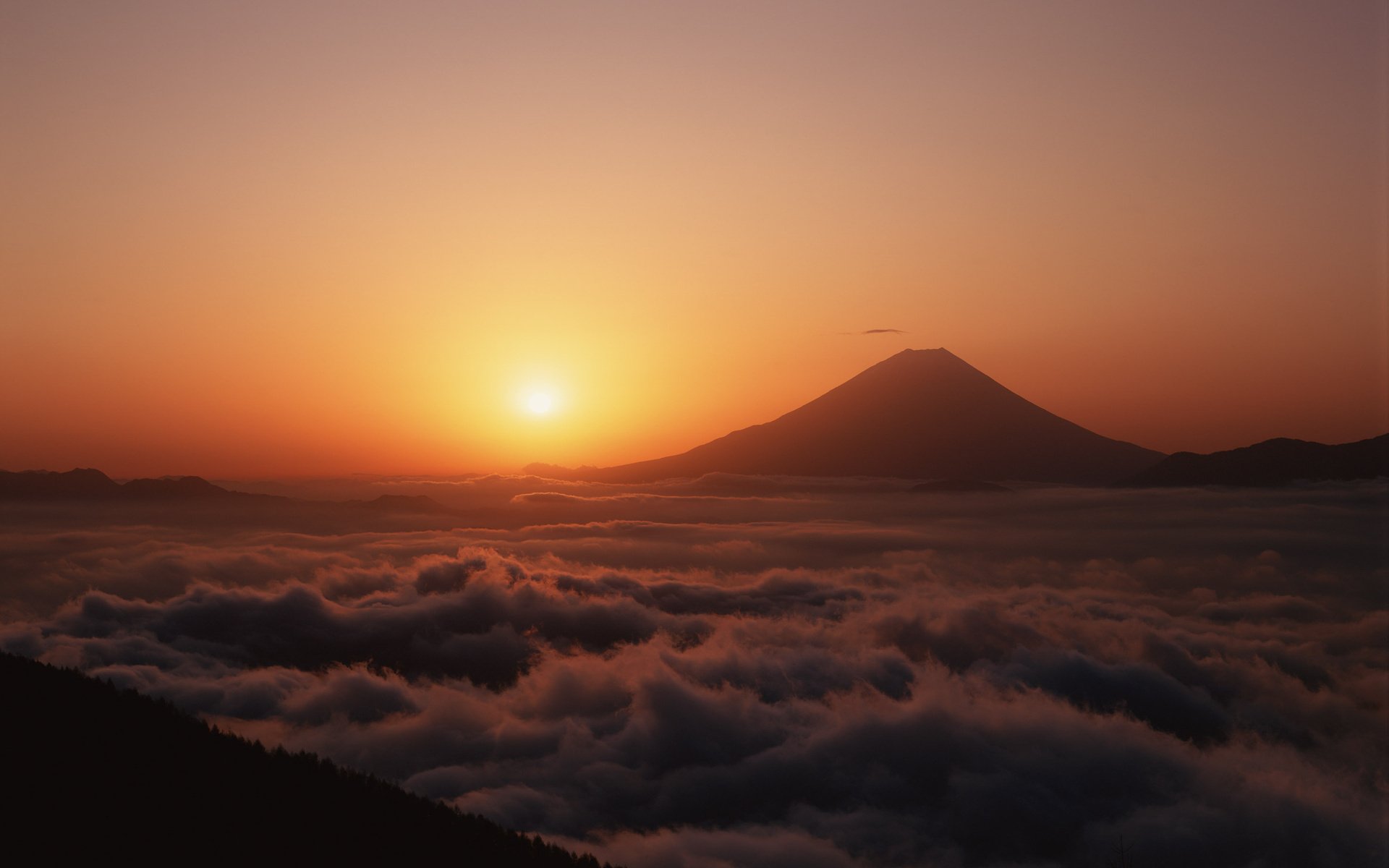 volcan au-dessus des nuages fond d écran bureau