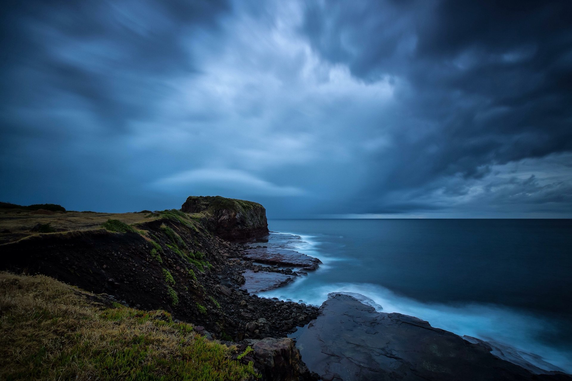 mar playa piedras rocas nubes