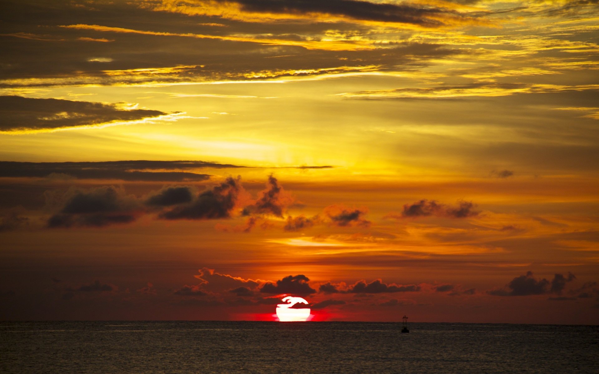 meer ozean wasser ferne horizont himmel wolken wolken silhouetten sonne dämmerung sonnenuntergang boje