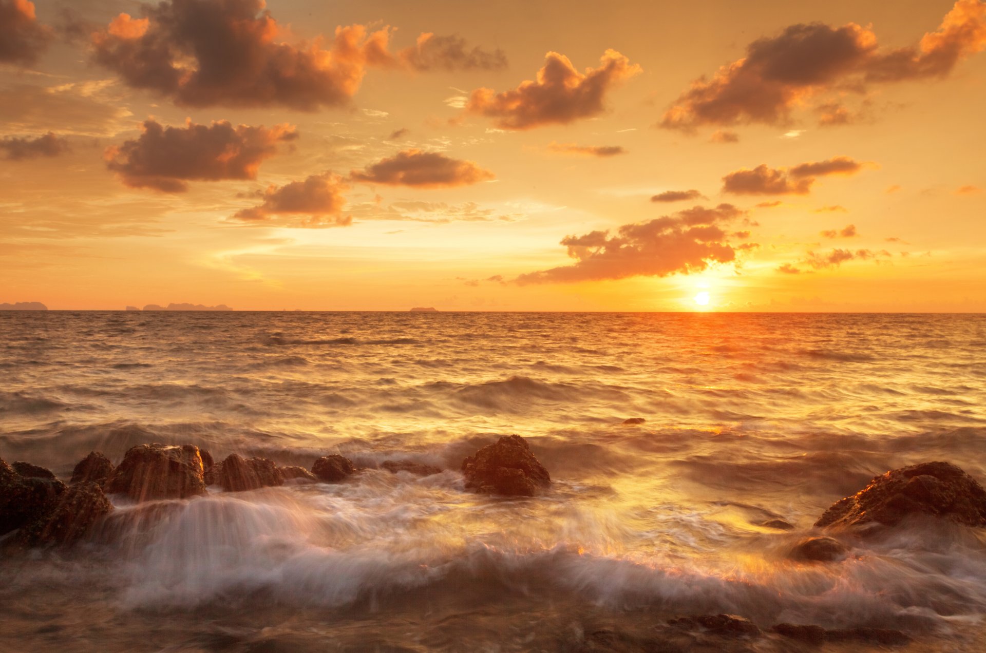 belle scène de coucher de soleil tropical mer sable côte ciel nuages nature paysage thaïlande belle scène de coucher de soleil tropical