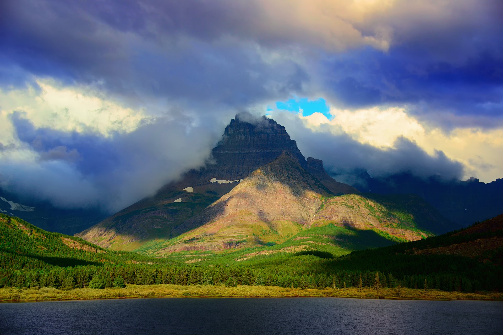 montañas rocosas montana estados unidos parque nacional glacier monte wilbur montaña bosque lago cielo nubes nubes