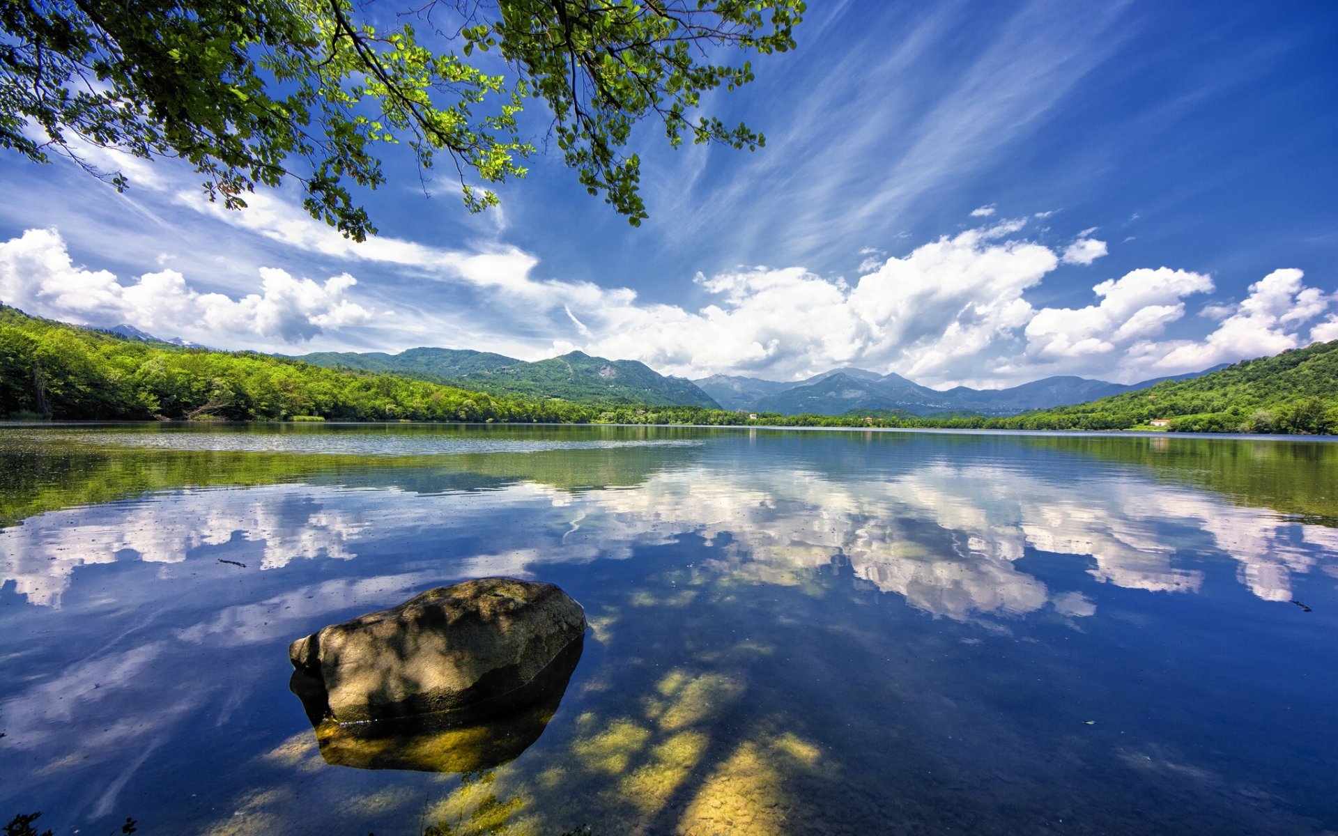 lago pequeño avigliana italia lago nubes reflexión piedra