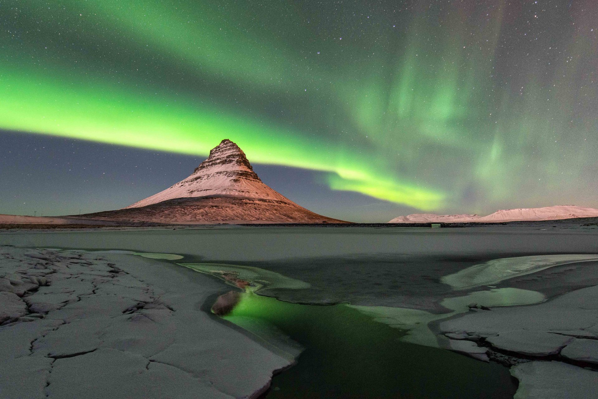 islande kirkjufell montagne ciel aurores boréales nuit