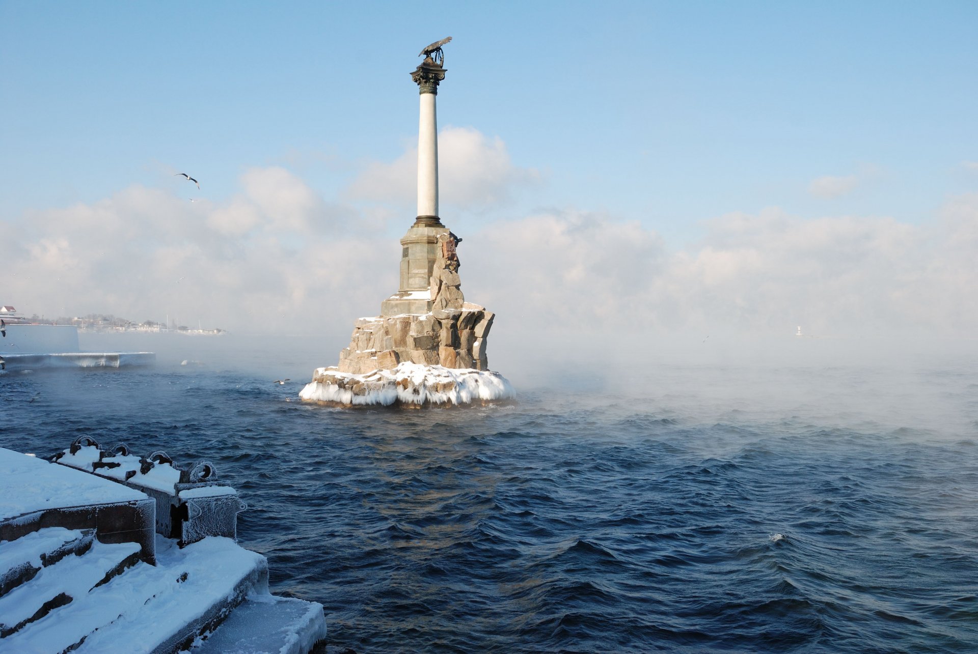 sewastopol stadt held wasser denkmal für überflutete schiffe winter schnee uferpromenade frische nebel wolken krim russland