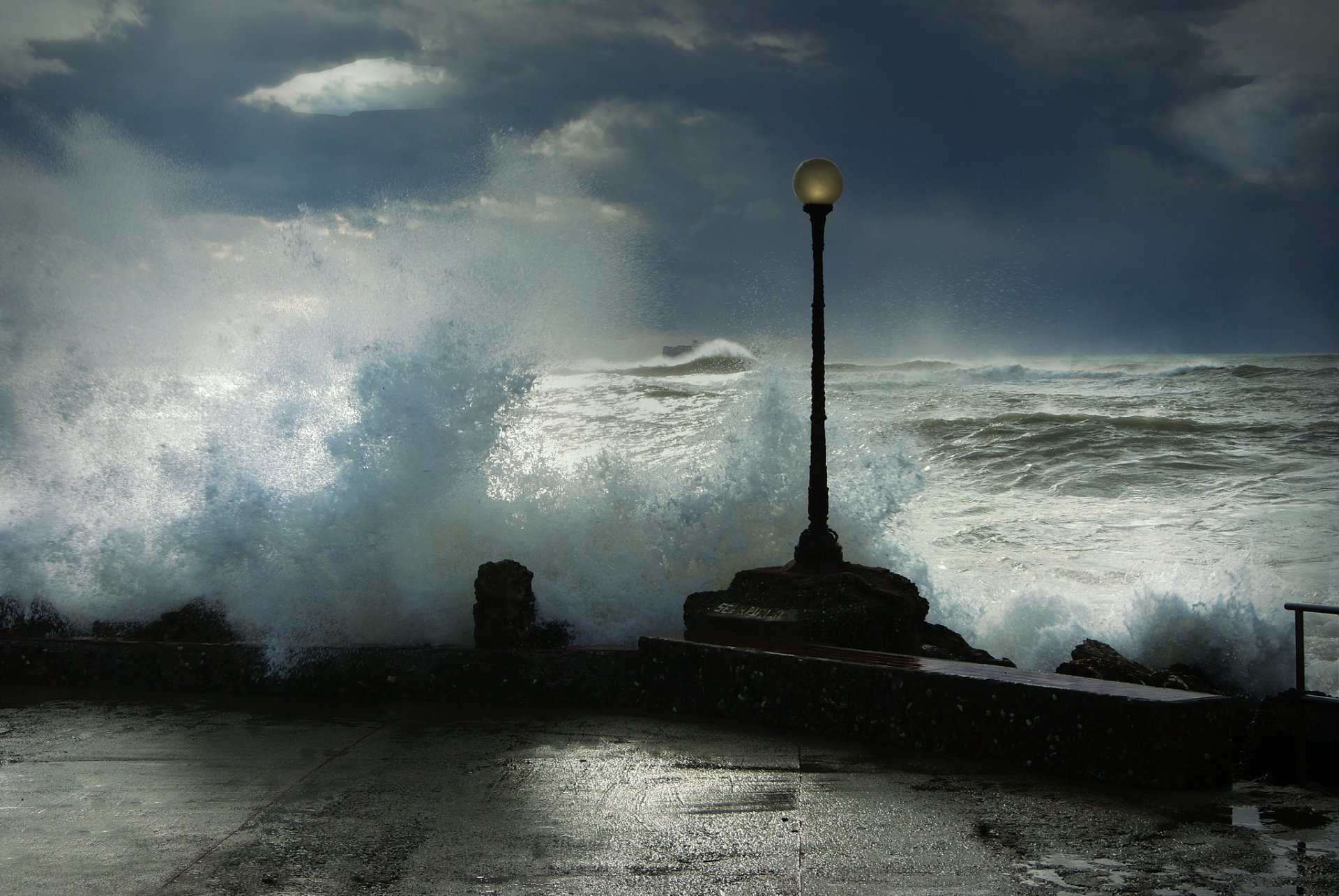 mar paseo marítimo linterna olas tormenta salpicaduras