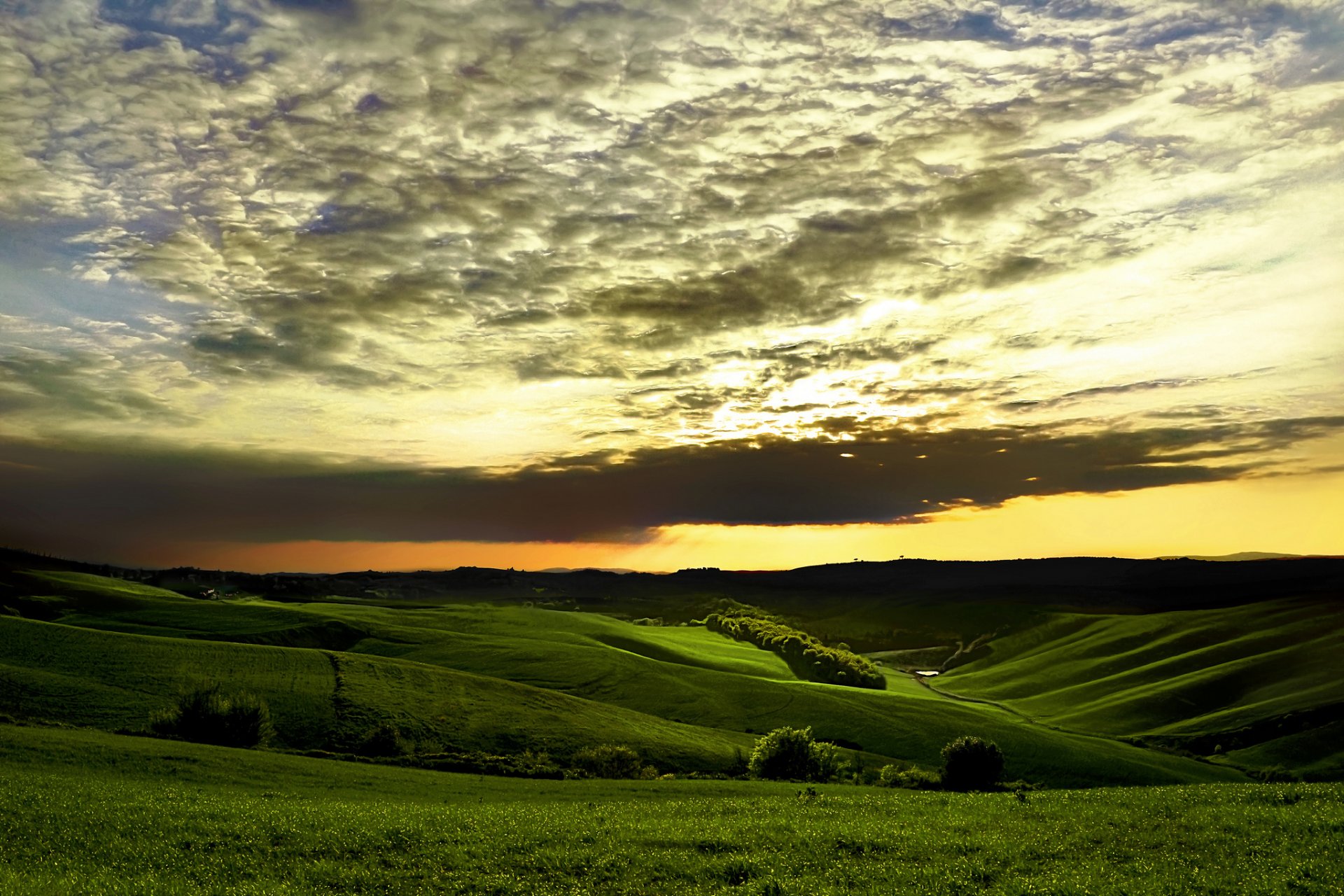 hügel bäume gras grün sonnenuntergang himmel wolken