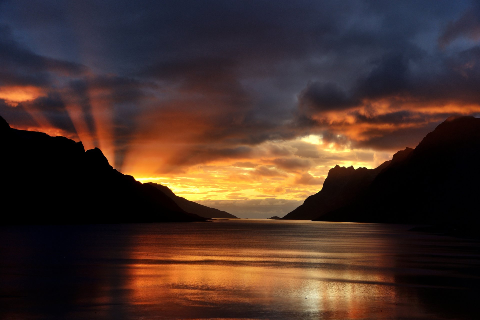 montagnes baie nuages coucher de soleil