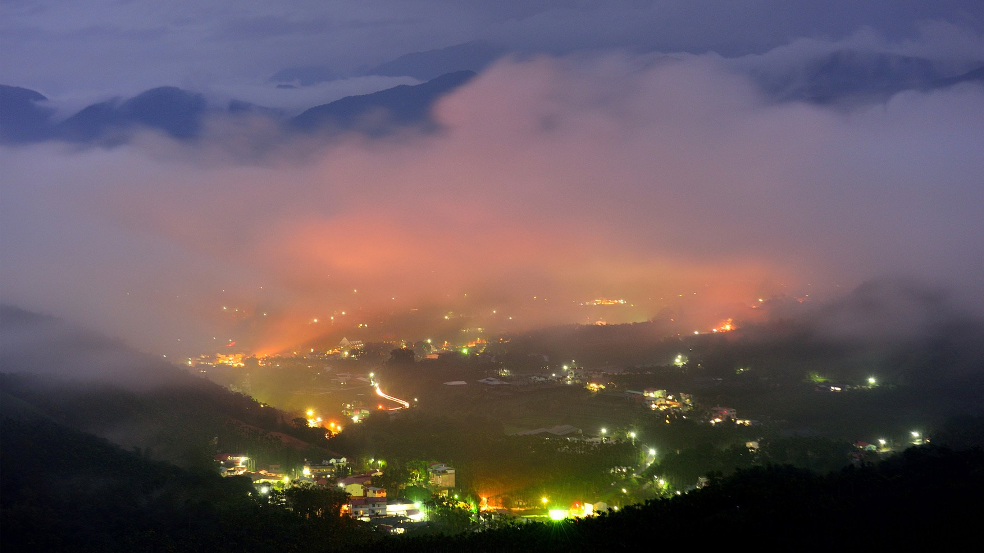 notte colline città luci altitudine vista dall alto nebbia