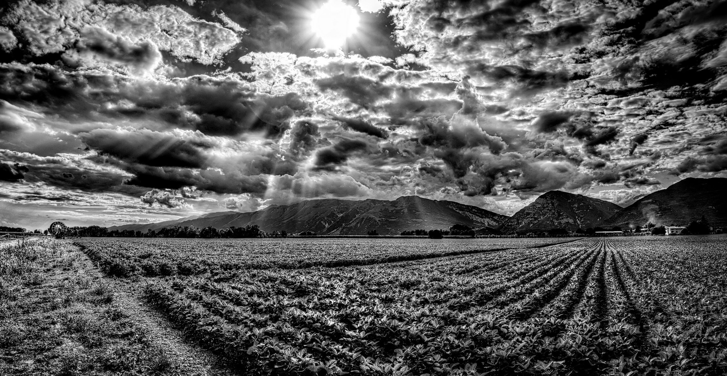 montagne cielo sole raggi campo bianco nuvole ☁