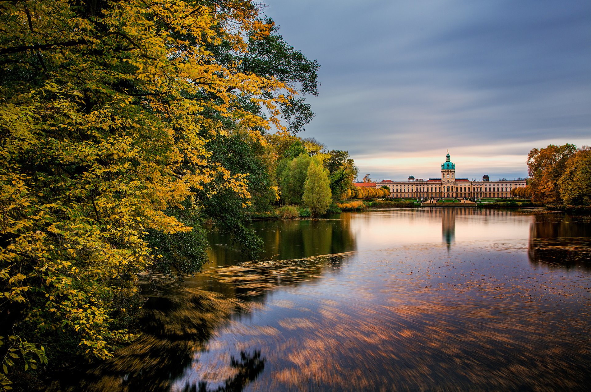 castillo de charlottenburg berlín alemania palacio de charlottenburg lago naturaleza otoño árboles