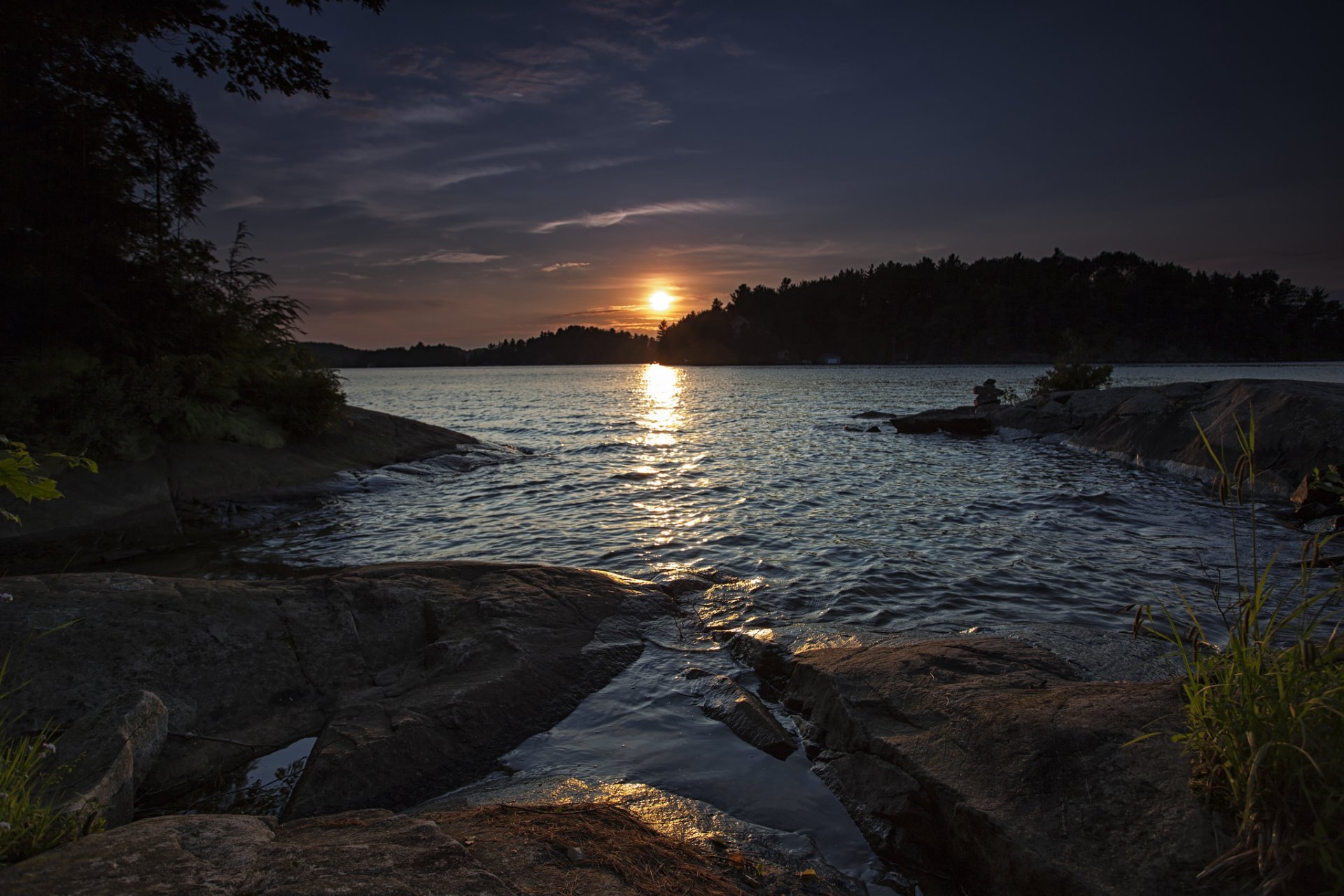 forêt lac coucher de soleil