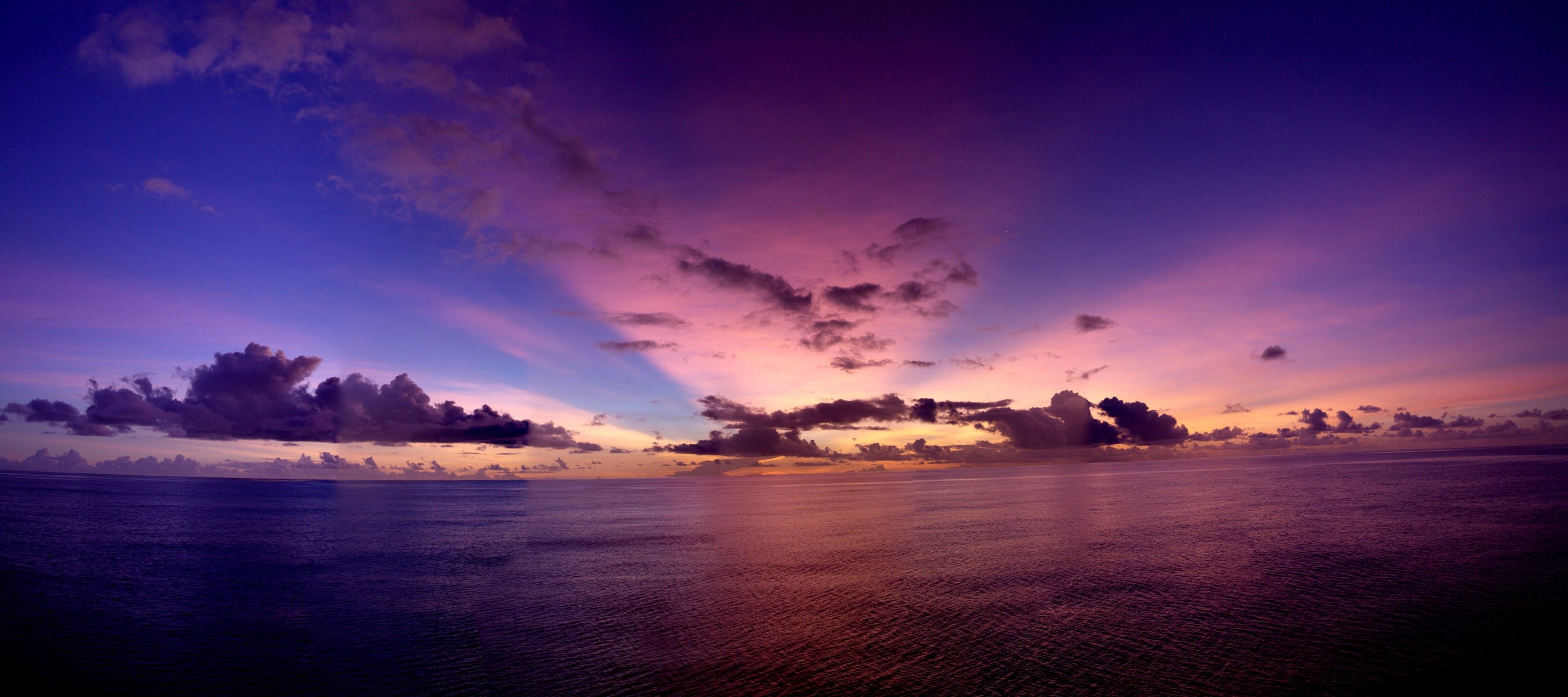 pacifico sera tramonto cielo nuvole raggi acqua