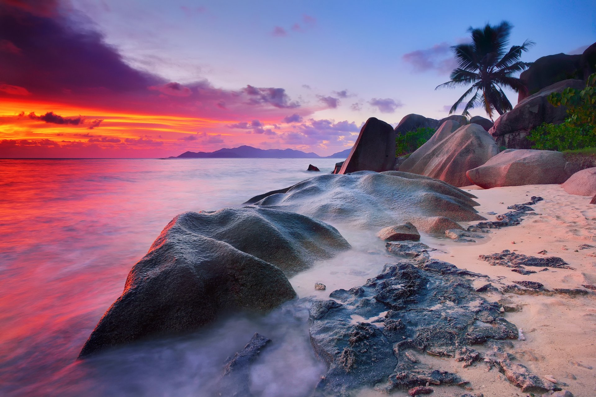 seychelles isola di la digue oceano indiano mare acqua esposizione rocce rocce spiaggia palme alberi cespugli cielo nuvole mattina sera