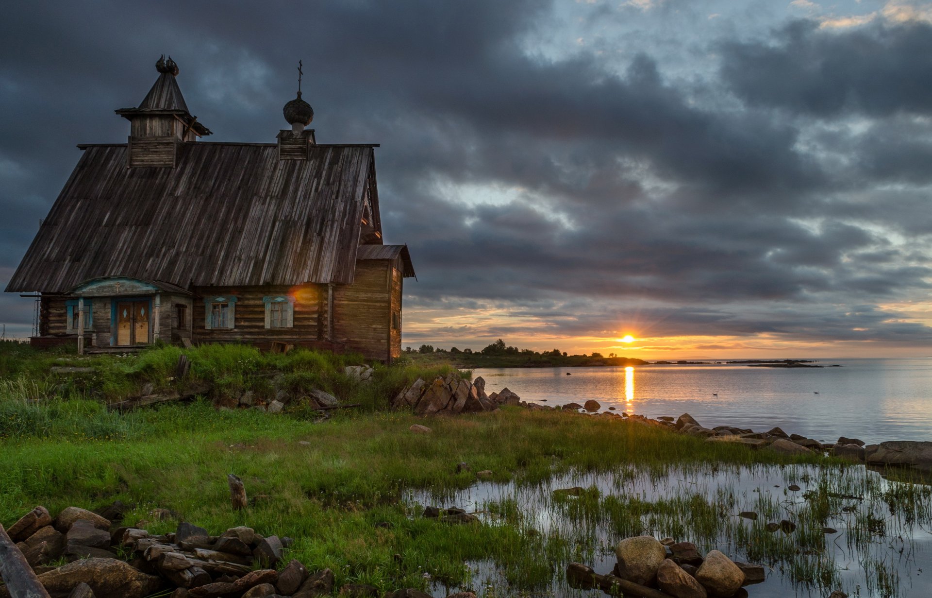 templo monasterio catedral amanecer puesta del sol solovki nubes sol madera foto