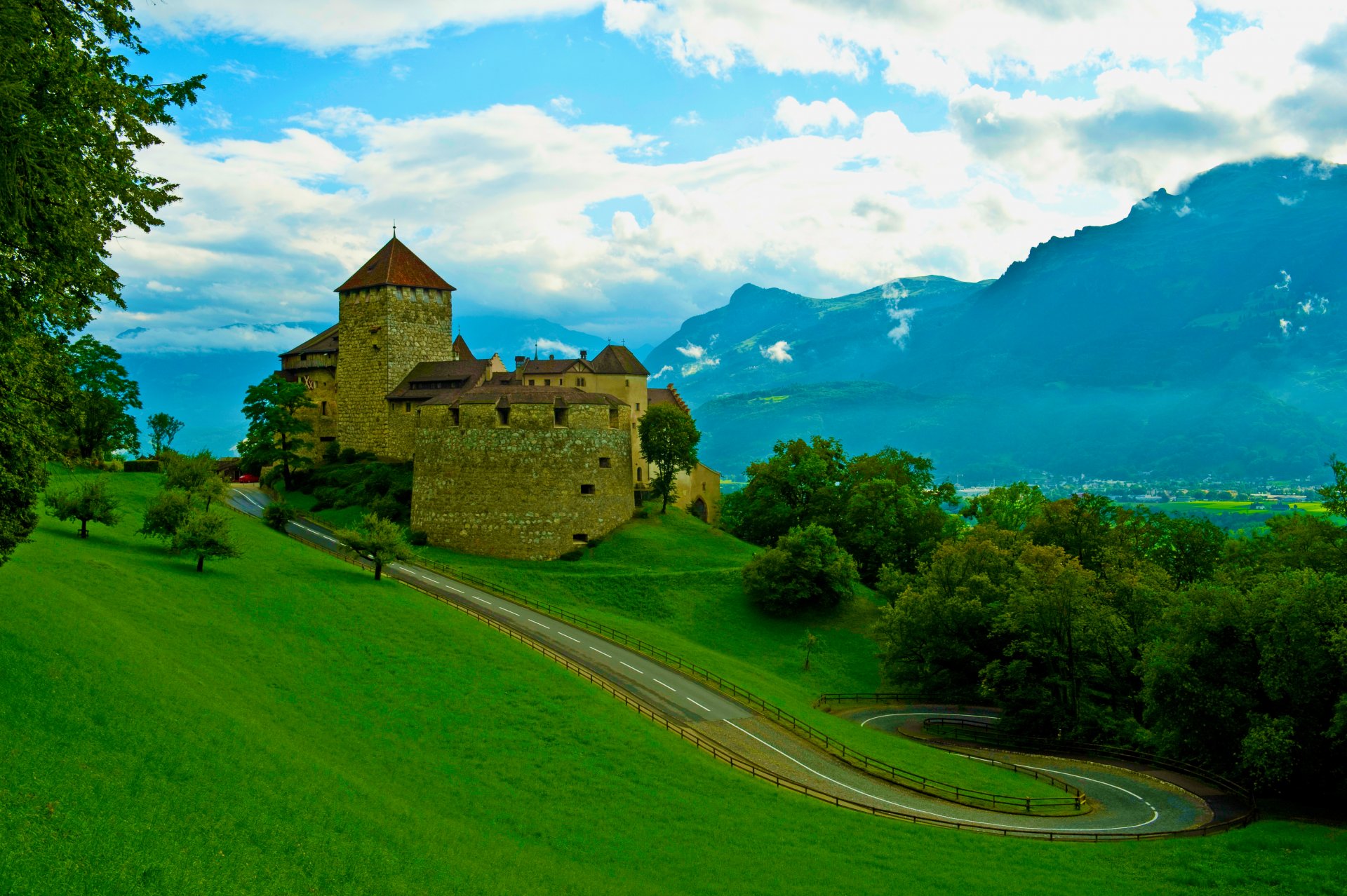 château forteresse vieux montagnes arbres ciel nuages route herbe été