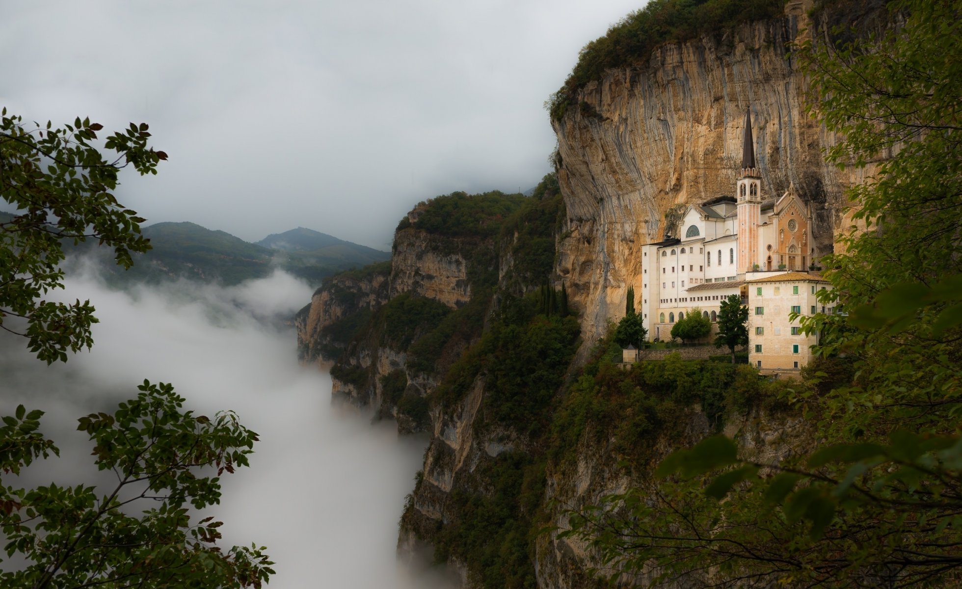 natura castello montagne nebbia fogliame