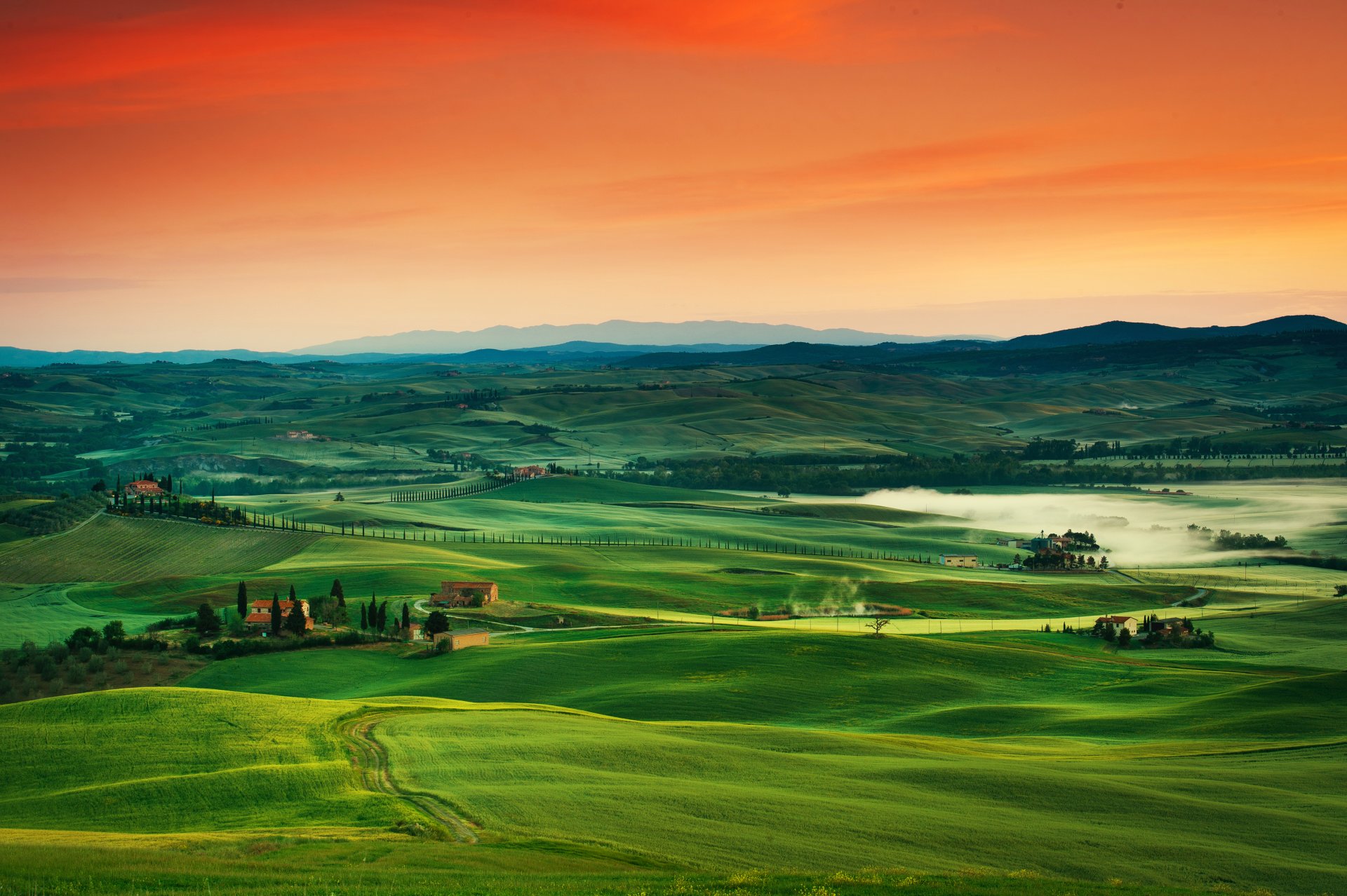 italia toscana cielo puesta de sol campos casas carretera colinas montañas horizonte