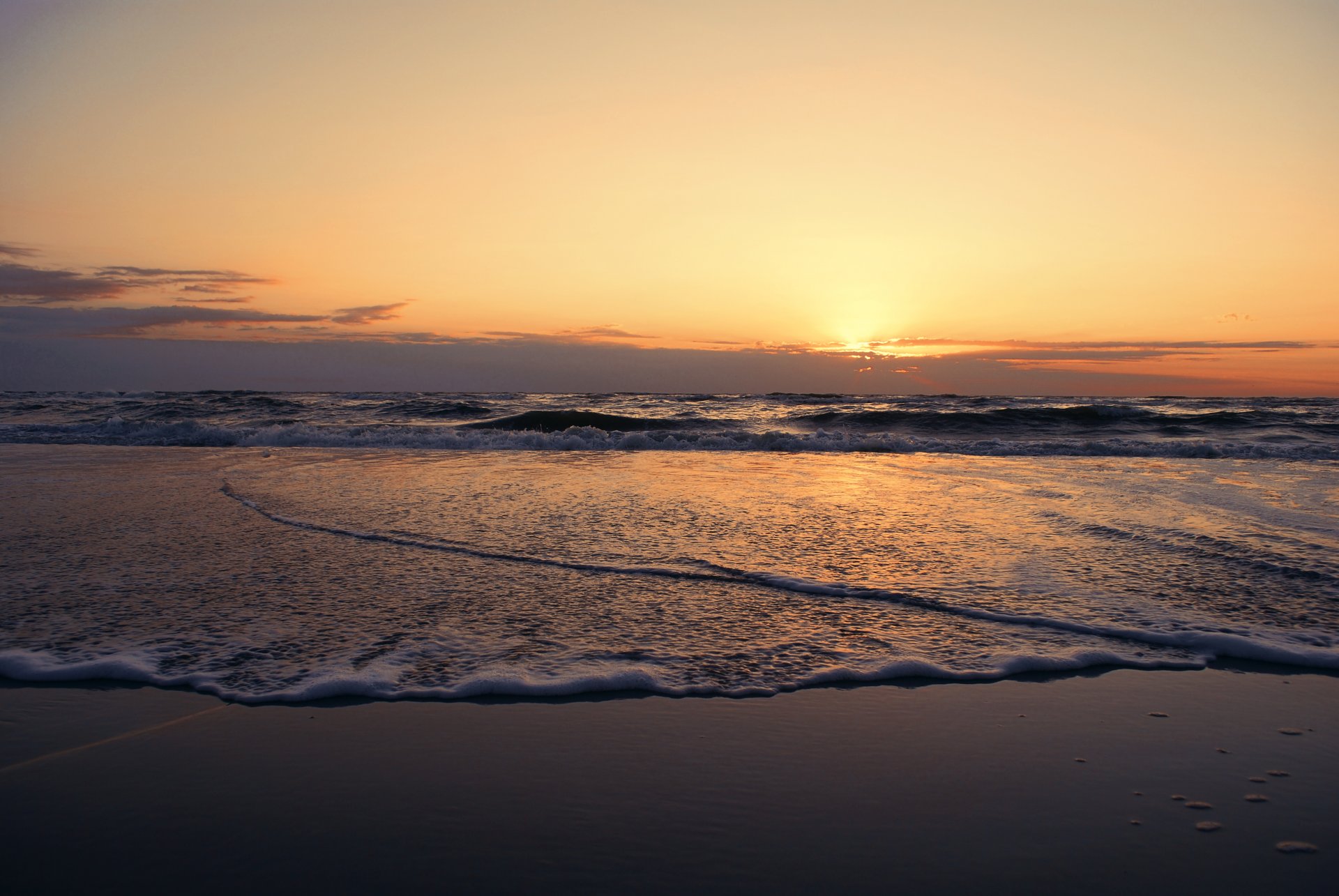 plage côte sable mer eau coucher de soleil nuages