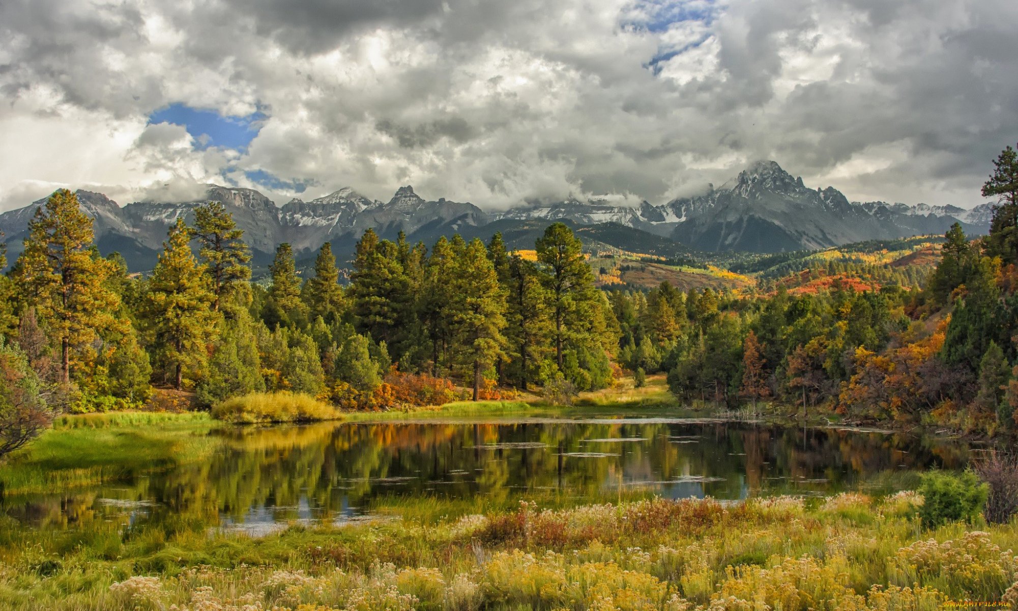 cielo nubes lago bosque árboles otoño hojas