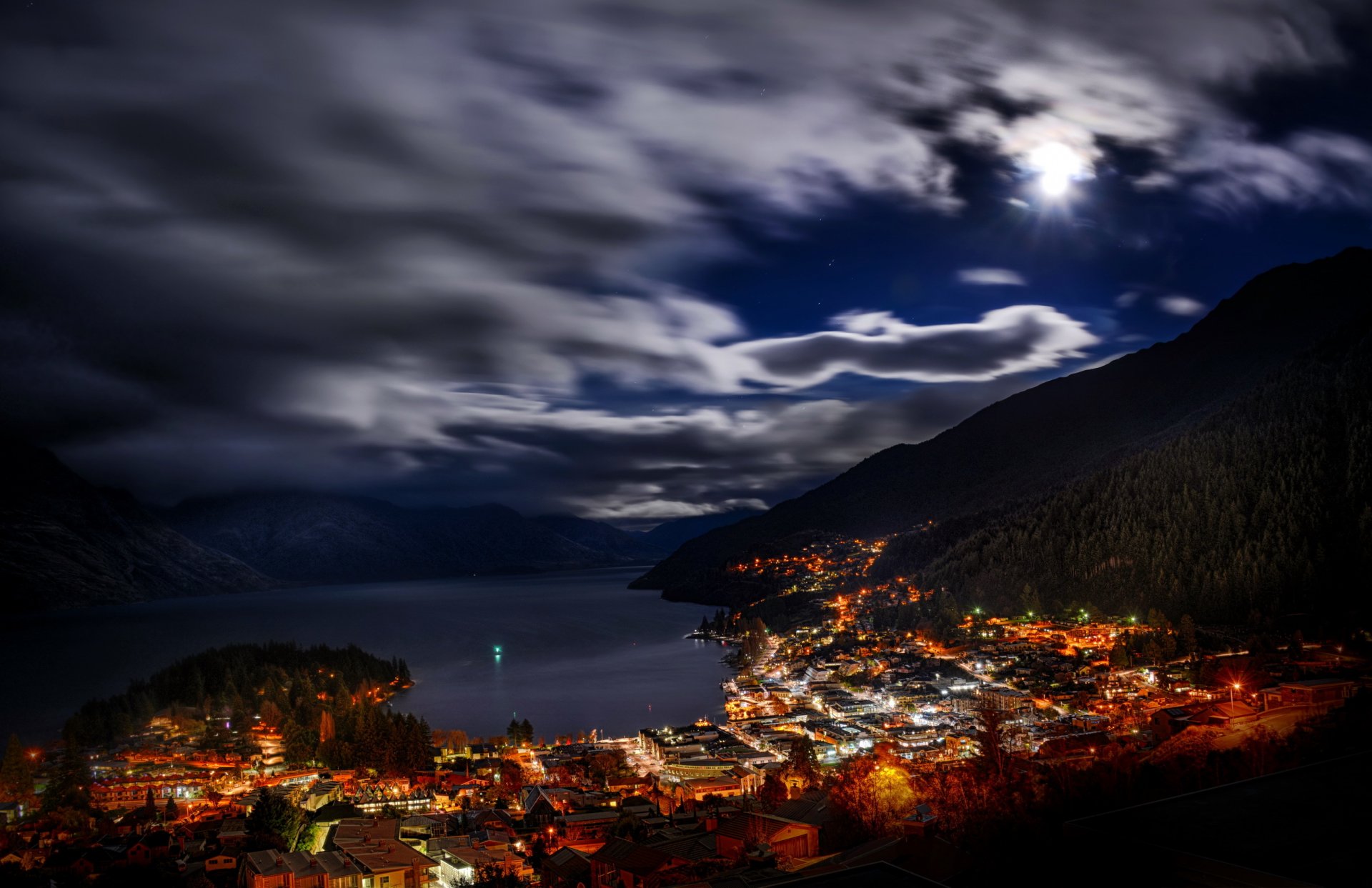 neuseeland queenstown nacht gry wolken stolz stadt see bucht häuser lichter straßen wald bäume landschaft panorama