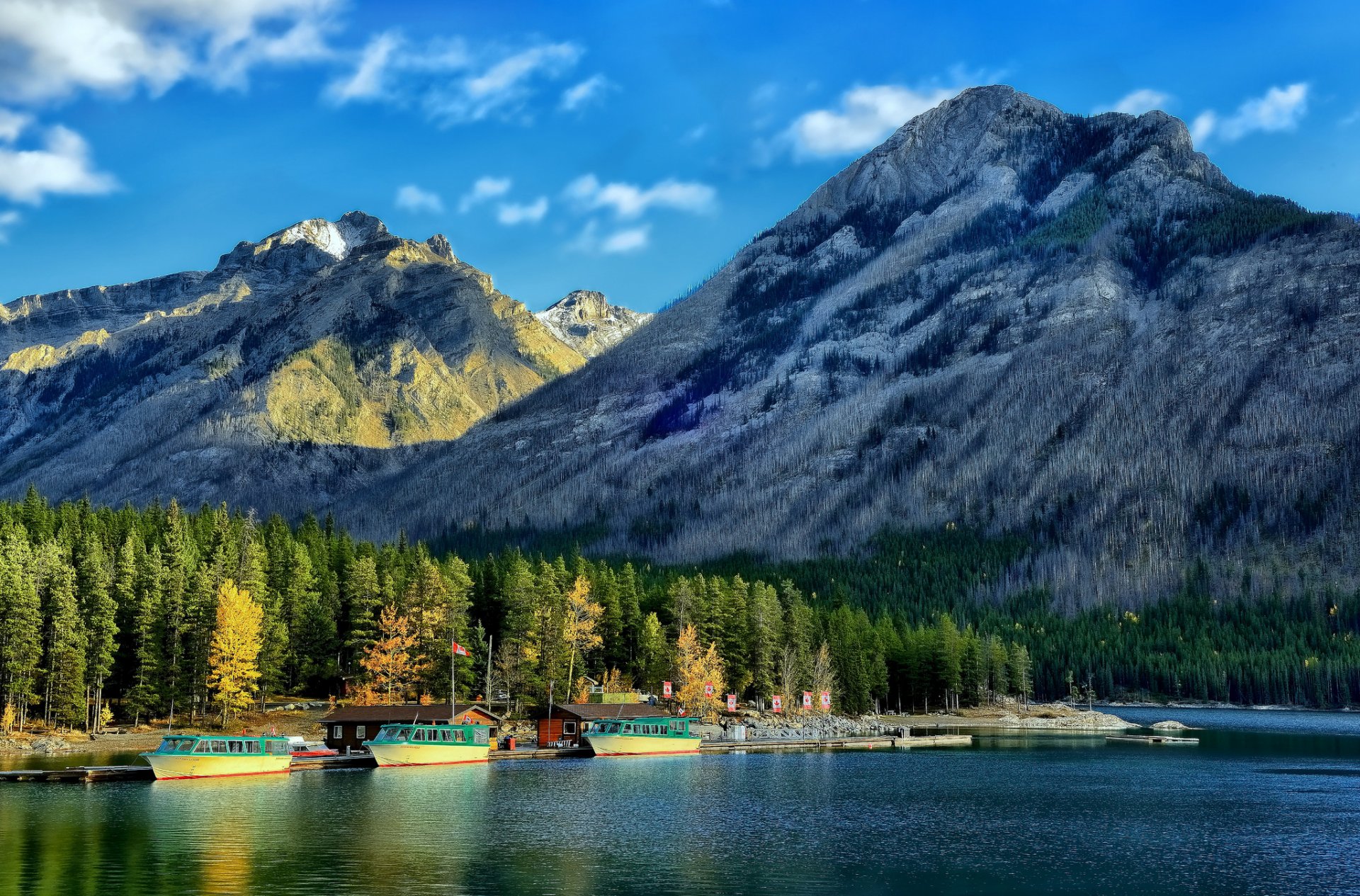 minnewanka canadian rockies banff national park alberta canada lake minnewanka banff canadian rockies marina ships forest