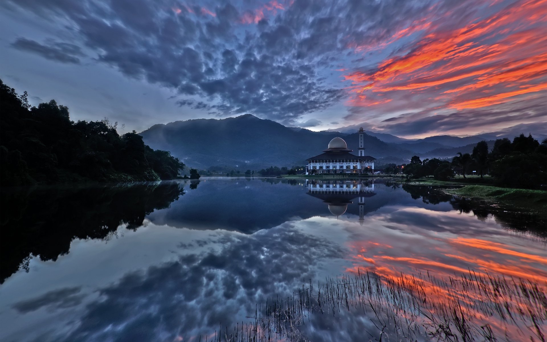 lago puesta de sol bosque edificio nubes cúpula torre