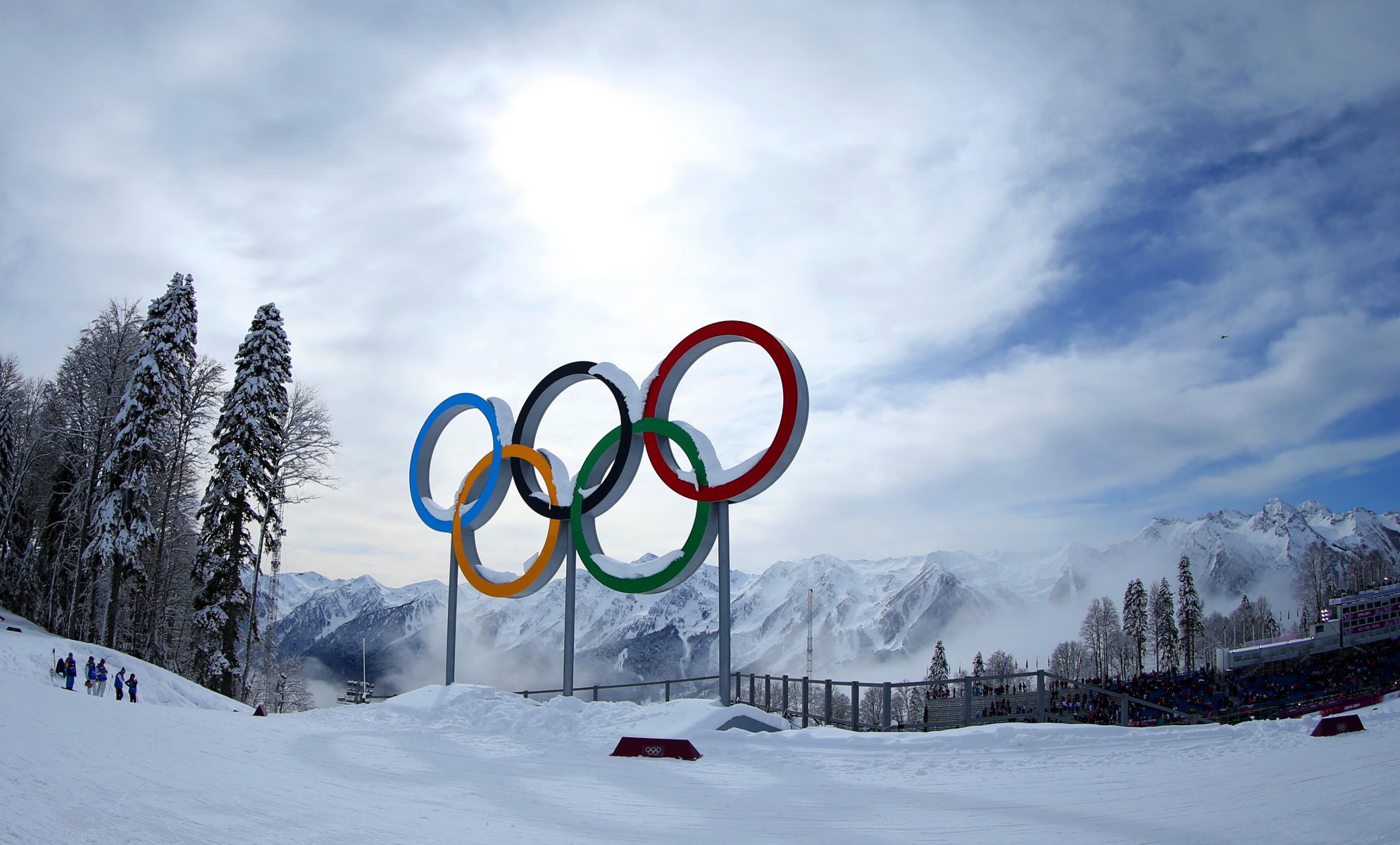 anelli olimpici inverno neve montagne alberi sochi 2014 russia complesso laura