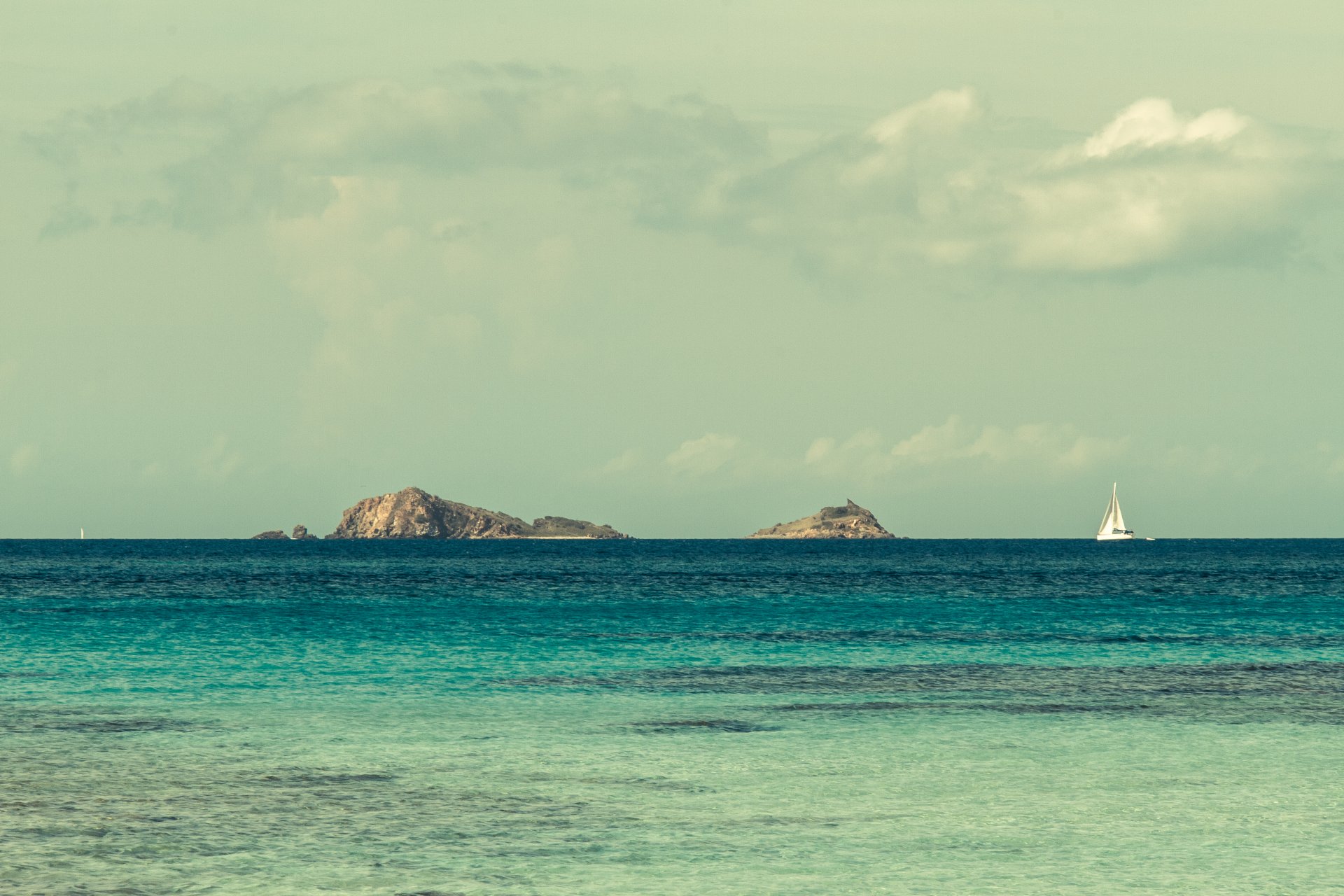 meer wellen yacht segel inseln horizont himmel. die wolken